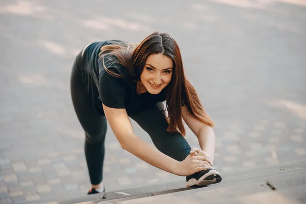 Fitness tjej på en promenad — Stockfoto