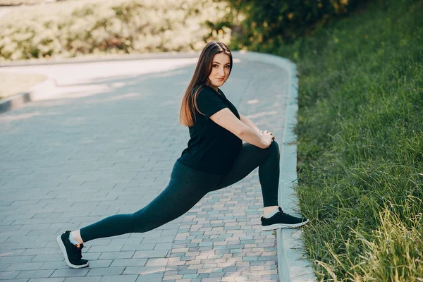 Fitness tjej på en promenad — Stockfoto