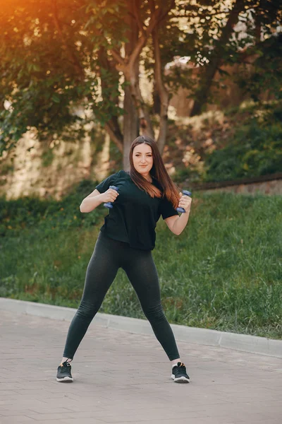 Fitness-Mädchen auf einem Spaziergang — Stockfoto