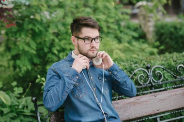 kulaklıklar ile adam