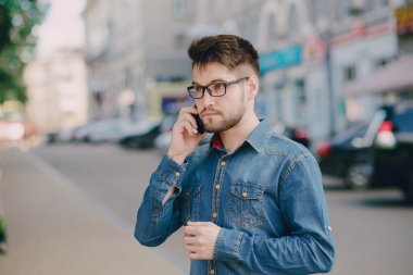 kulaklıklar ile adam