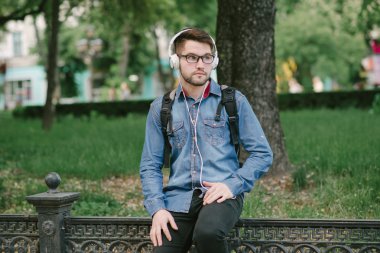 kulaklıklar ile adam