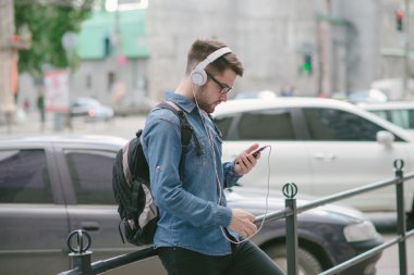 kulaklıklar ile adam