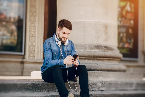 Tipo con auriculares — Foto de Stock