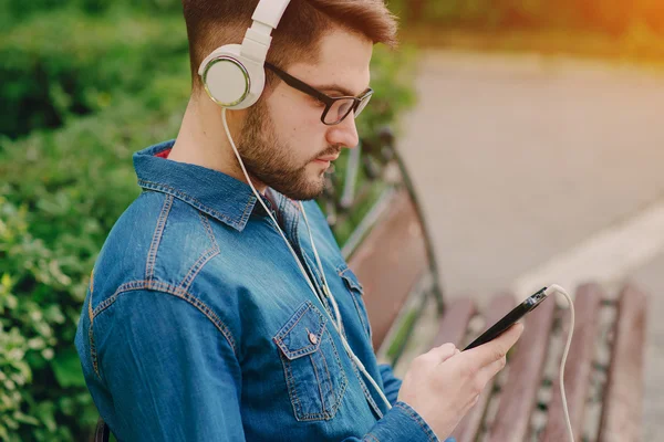 kulaklıklar ile adam