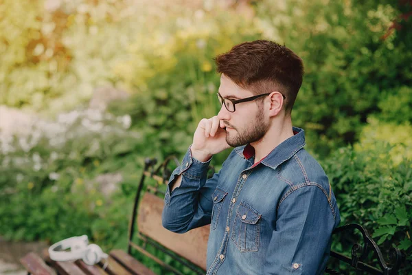 Gars avec écouteurs — Photo