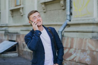 Açık havada çalışan bir iş adamı.