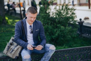 Açık havada çalışan bir iş adamı.