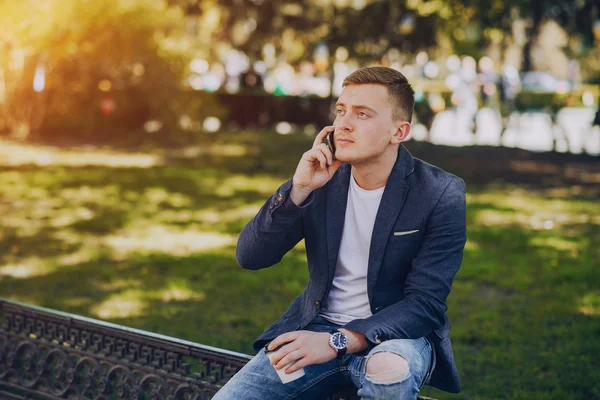 Empresario trabajando al aire libre — Foto de Stock