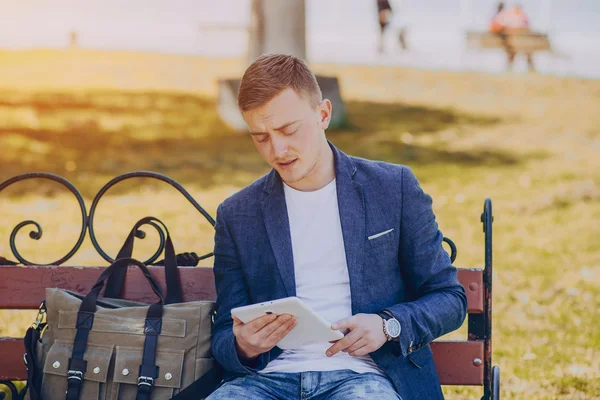 Empresario trabajando al aire libre — Foto de Stock