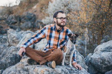 Köpekli adam.