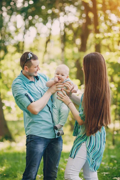 Familia en un paseo —  Fotos de Stock