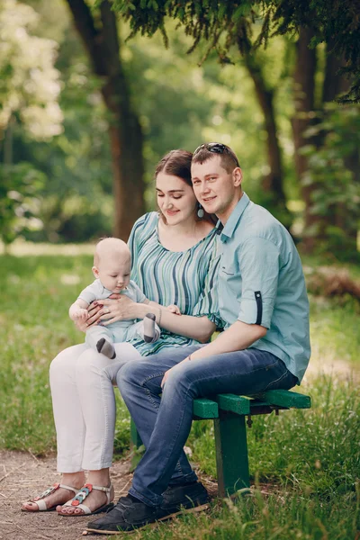 Familie op een wandeling — Stockfoto