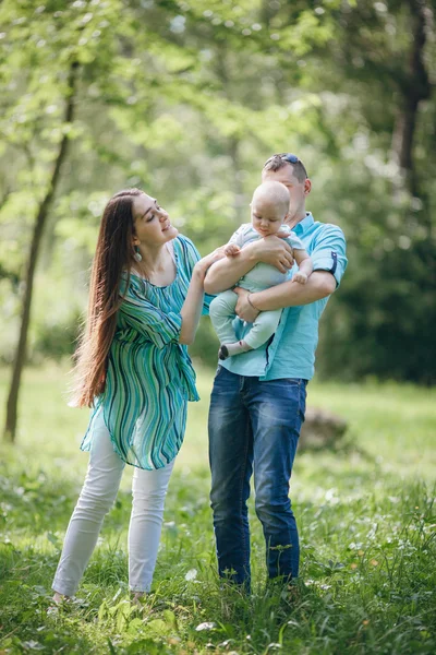 Aile bir yürüyüş — Stok fotoğraf