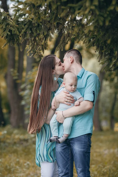 Familie op een wandeling — Stockfoto