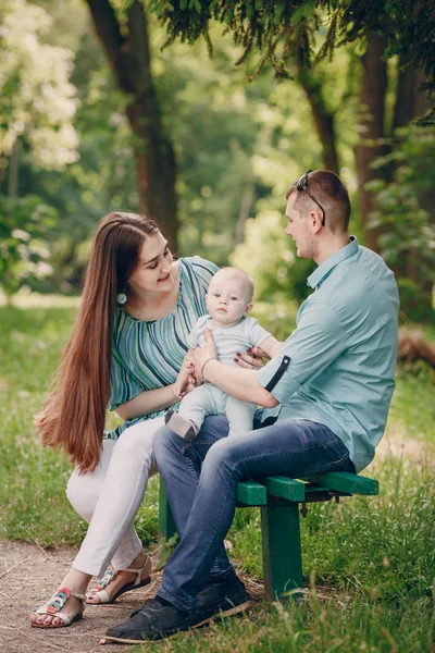 Familie op een wandeling — Stockfoto