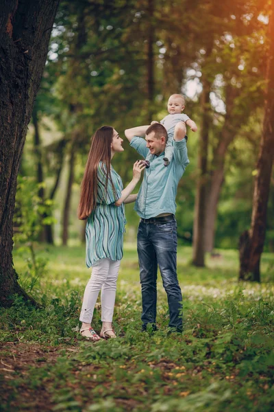 Familia en un paseo — Foto de Stock