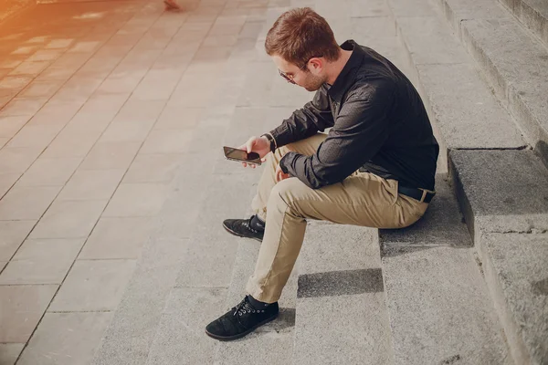 şehirde dolaşan adam