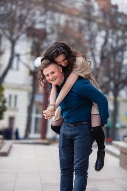 kaç bahar aşk içinde