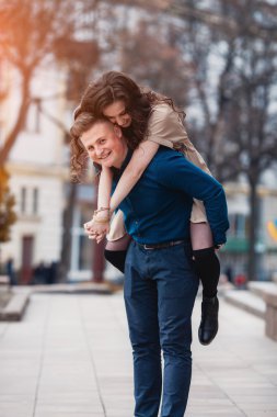 kaç bahar aşk içinde