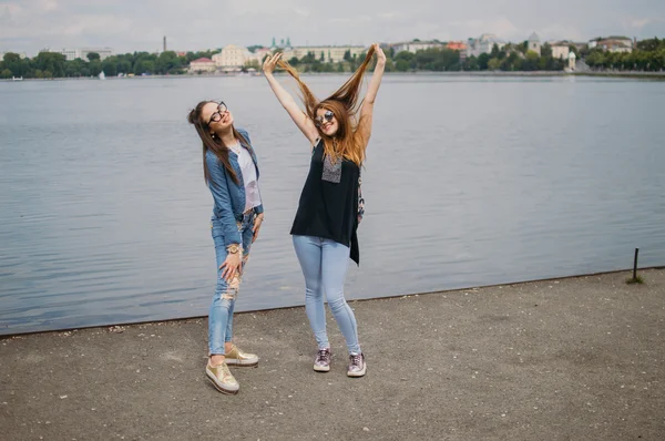 Ragazza alla moda su una passeggiata — Foto Stock