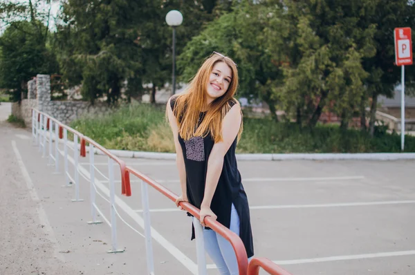 Menina elegante em uma caminhada — Fotografia de Stock