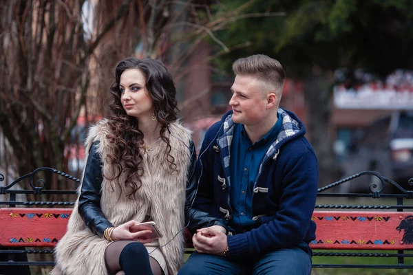 Pareja enamorada en primavera — Foto de Stock