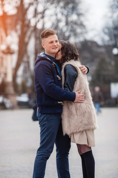 Couple amoureux au printemps — Photo