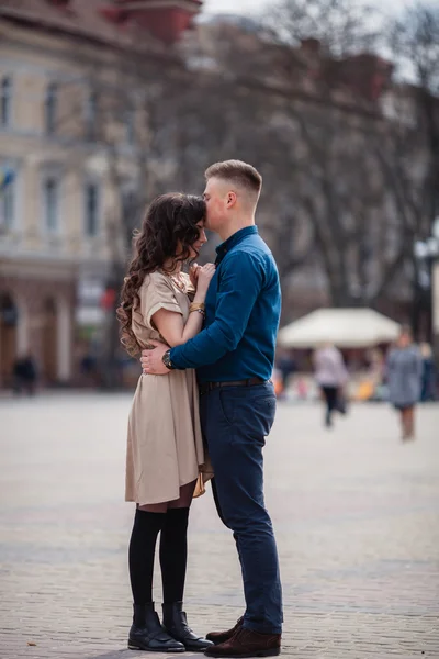 Couple amoureux au printemps — Photo