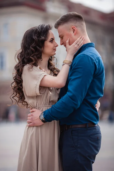 Pareja enamorada en primavera — Foto de Stock