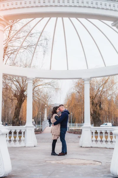 Couple amoureux au printemps — Photo