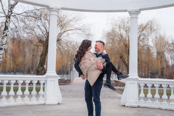 Casal apaixonado na primavera — Fotografia de Stock