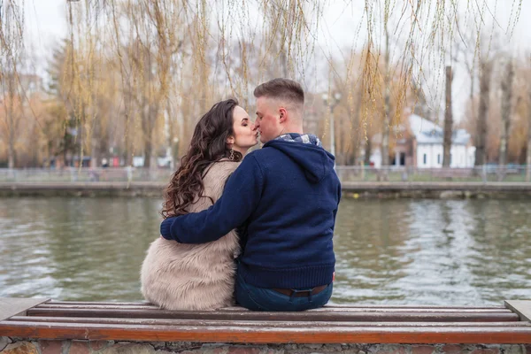 Casal apaixonado na primavera — Fotografia de Stock