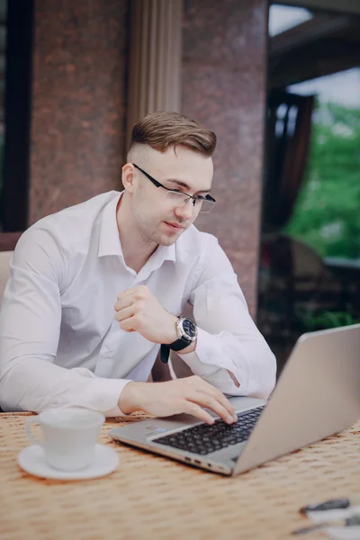 Hombre de negocios a pie — Foto de Stock