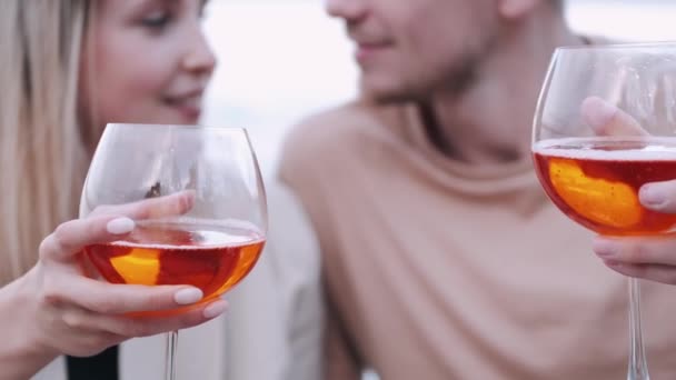 Mann und Frau mit Gläsern mit Sangria-Cocktail am See in Großaufnahme — Stockvideo
