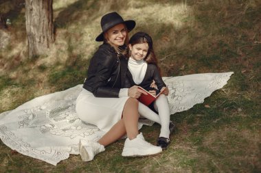 Kızıyla birlikte yaz ormanında zarif bir anne.