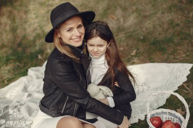 Kızıyla birlikte yaz ormanında zarif bir anne.