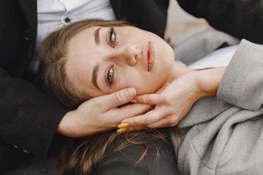 Güzel bir çift su kenarında vakit geçirir.