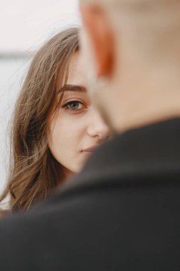 Güzel bir çift su kenarında vakit geçirir.