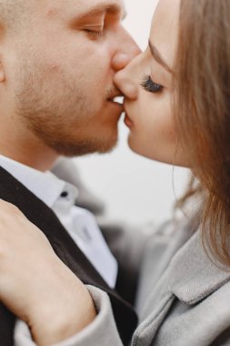 Güzel bir çift su kenarında vakit geçirir.