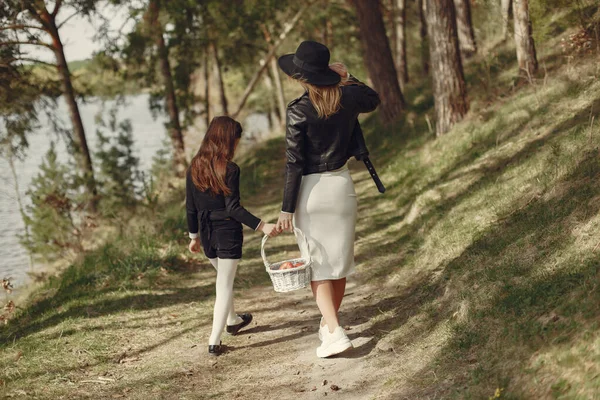 Елегантна мати з дочкою в літньому лісі — стокове фото