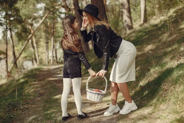 Mãe elegante com filha em uma floresta de verão — Fotografia de Stock