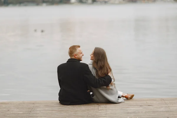 Beautiful couple spend time by the water — Stock Photo, Image