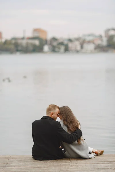 Casal bonito passar o tempo à beira da água — Fotografia de Stock