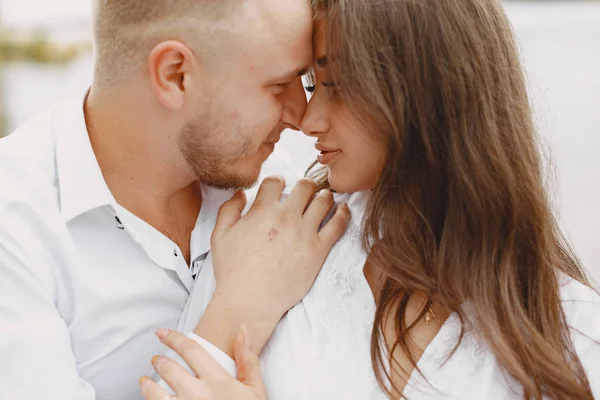 Beautiful couple spend time by the water — Stock Photo, Image