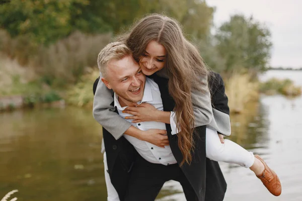 Beautiful couple spend time by the water — Stock Photo, Image