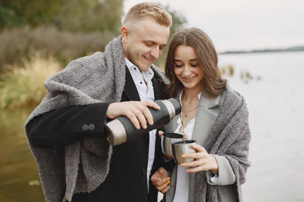 Casal bonito passar o tempo perto da água — Fotografia de Stock