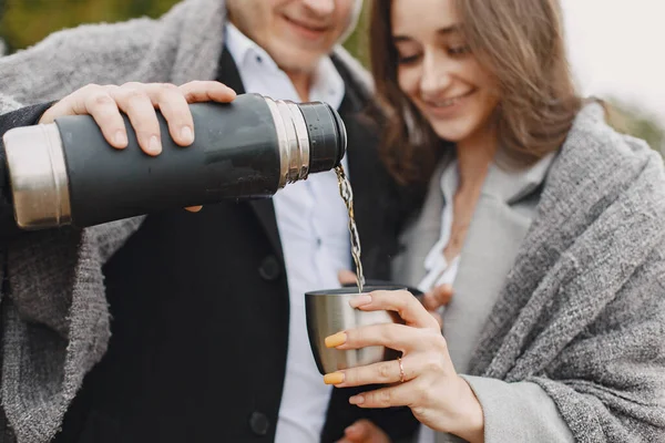 Casal bonito passar o tempo perto da água — Fotografia de Stock