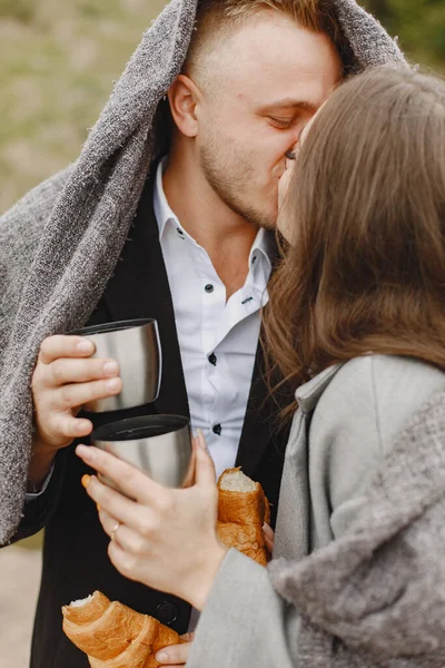 Casal bonito passar o tempo perto da água — Fotografia de Stock