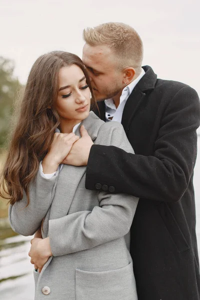 Casal bonito passar o tempo à beira da água — Fotografia de Stock